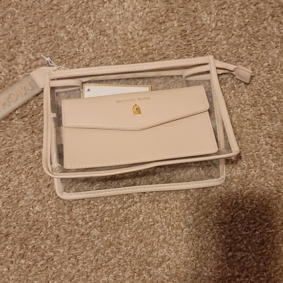 Beautiful 💚Michael Kors pouch💚 - Picture 2 of 3